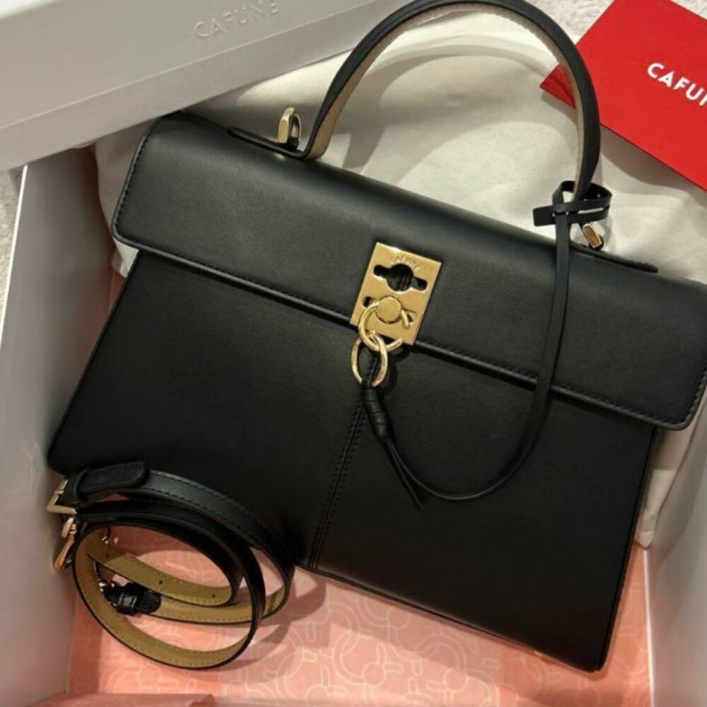 CAFUNEFine leather, versatile in black color, with gold metal snap fasteners